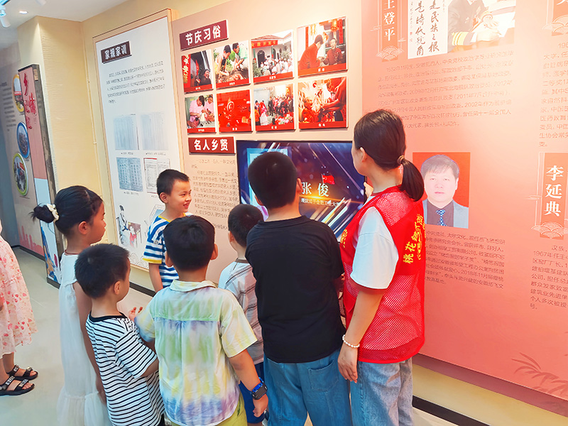 柏堰社区开展“参观村史馆 争做好少年“活动。肥西县柏堰社区供图
